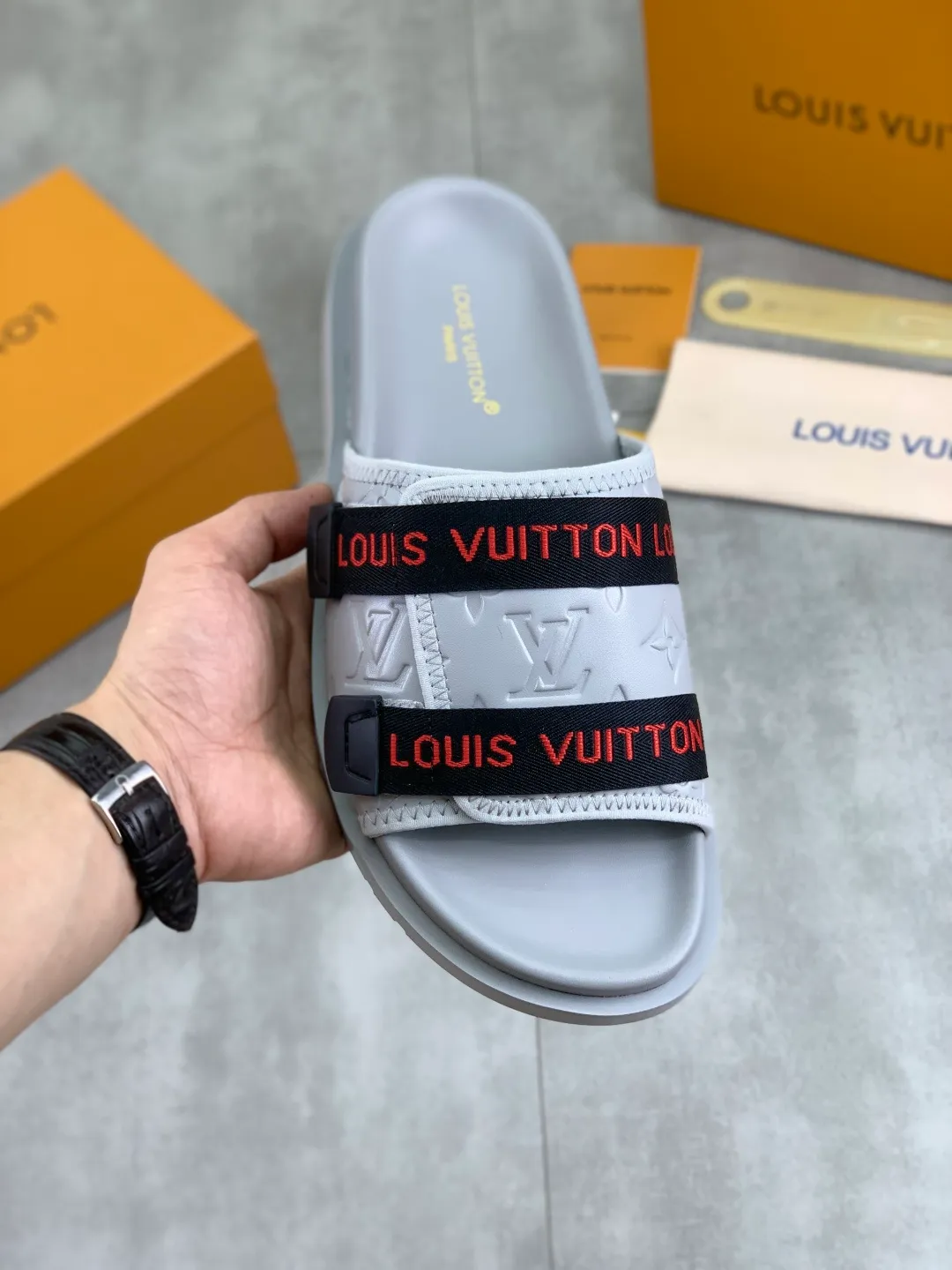 Men's shoes 💰P320💰【New style】🆘 Original quality 【LOUIS VUITTON】The popular Louis Vuitton LV men's slippers on the official website are on sale simultaneously! Original fabric imported from Italy, original factory special supply, code number: 38-44 (45 customized), many colors available